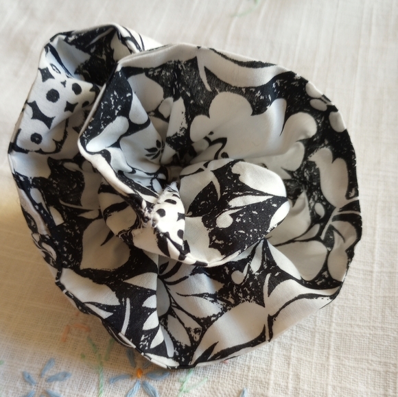 Liberty of London Art Fabric Scrunchie Margot Mary Black and White Floral - Picture 3 of 8